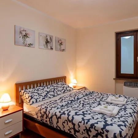 Guesthost - Cozy Flat With Garden And Parking