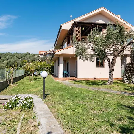 Guesthost - Cozy Flat With Garden And Parking Apartament *