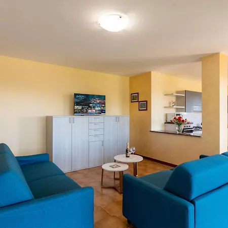 Guesthost - Cozy Flat With Garden And Parking