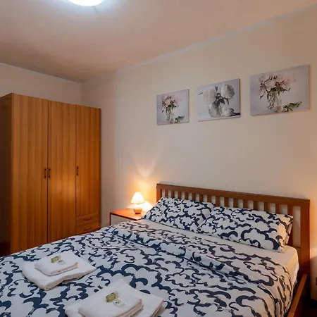Guesthost - Cozy Flat With Garden And Parking Apartment