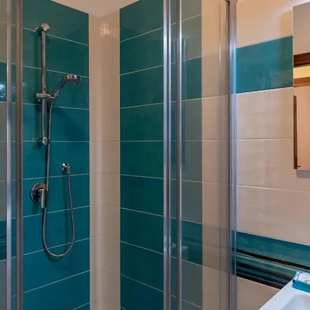Guesthost - Cozy Flat With Garden And Parking